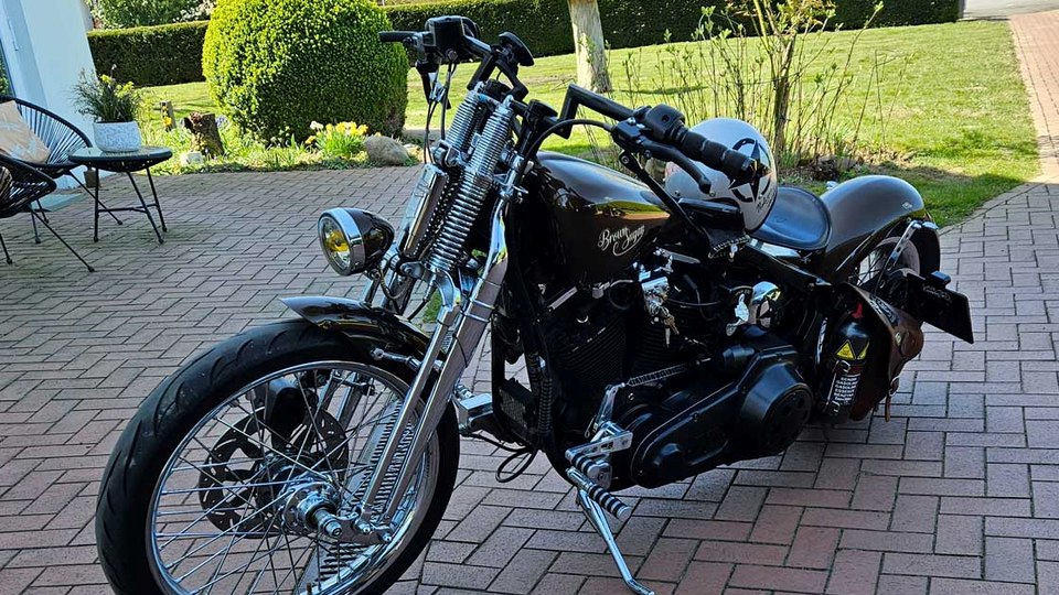 Schwarzes Custom-Motorrad aus einem vorhandenen E-Town-Rider-Foto