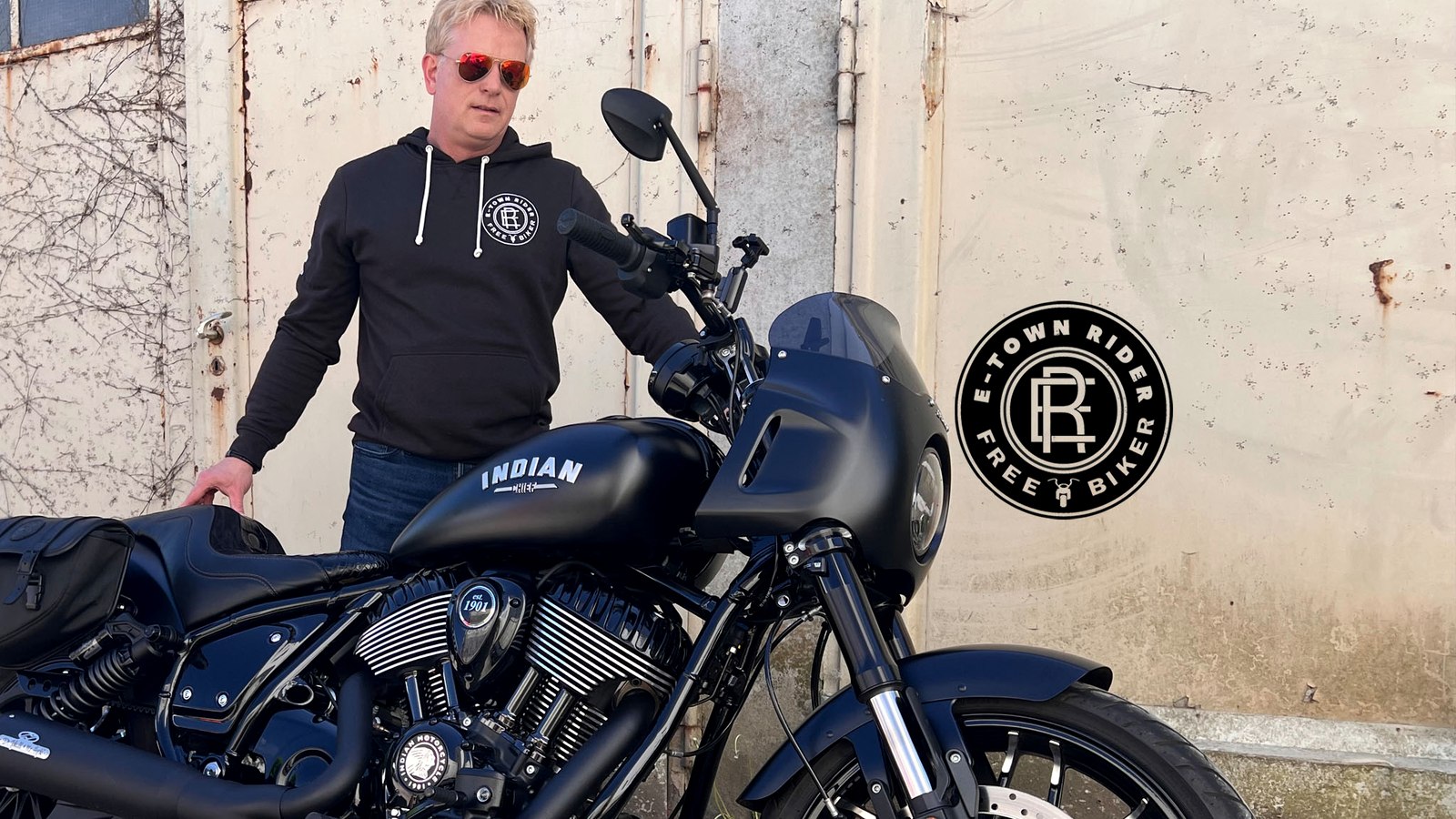 Marc neben seiner Indian Sport Chief; originaler E-Town-Rider-Kanalbanner