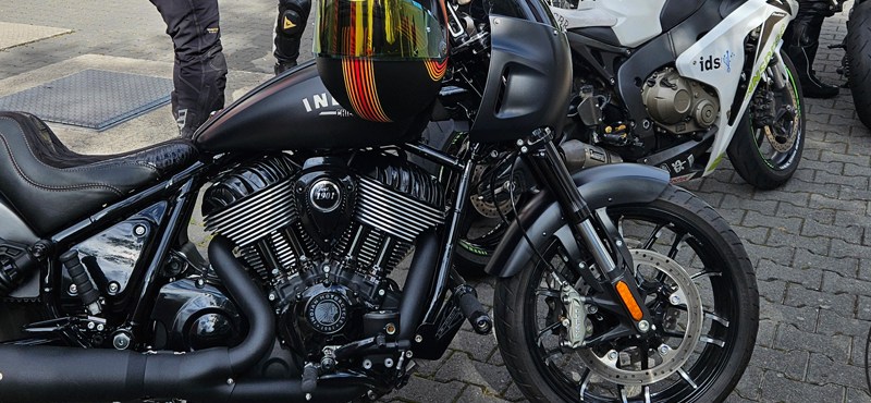 Echte Motorradszene aus einem E-Town-Rider-Thumbnail: Cruiser und weitere Bikes beim Halt