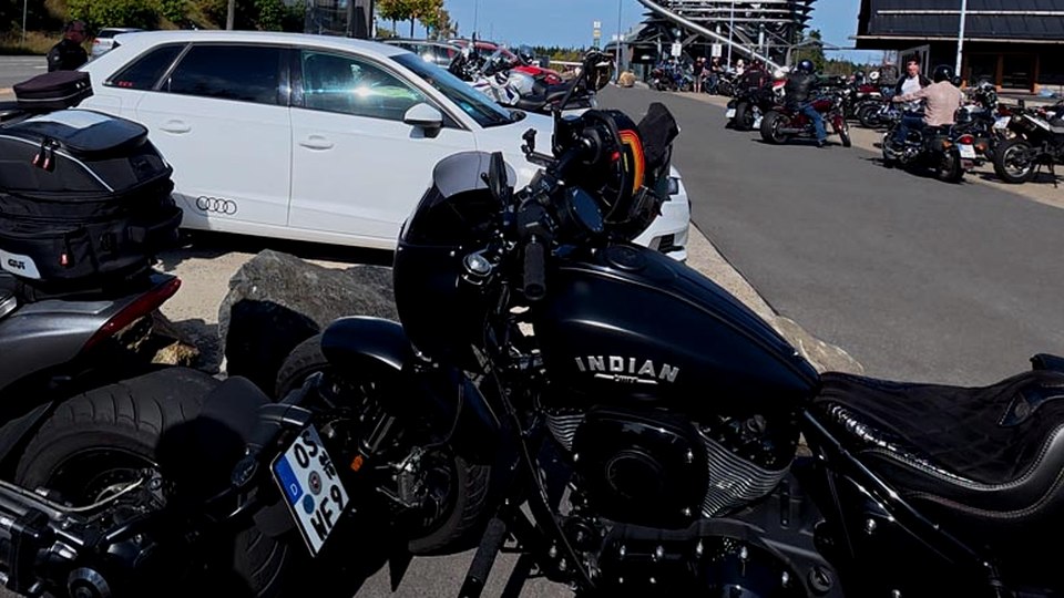Echte Motorräder bei einem Tourstopp im Harz